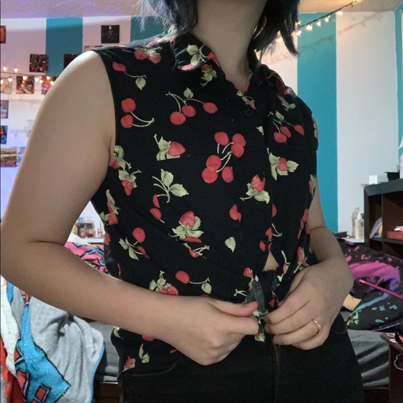 Gloria Vanderbilt cherry sleeveless button up - Picture 1 of 6